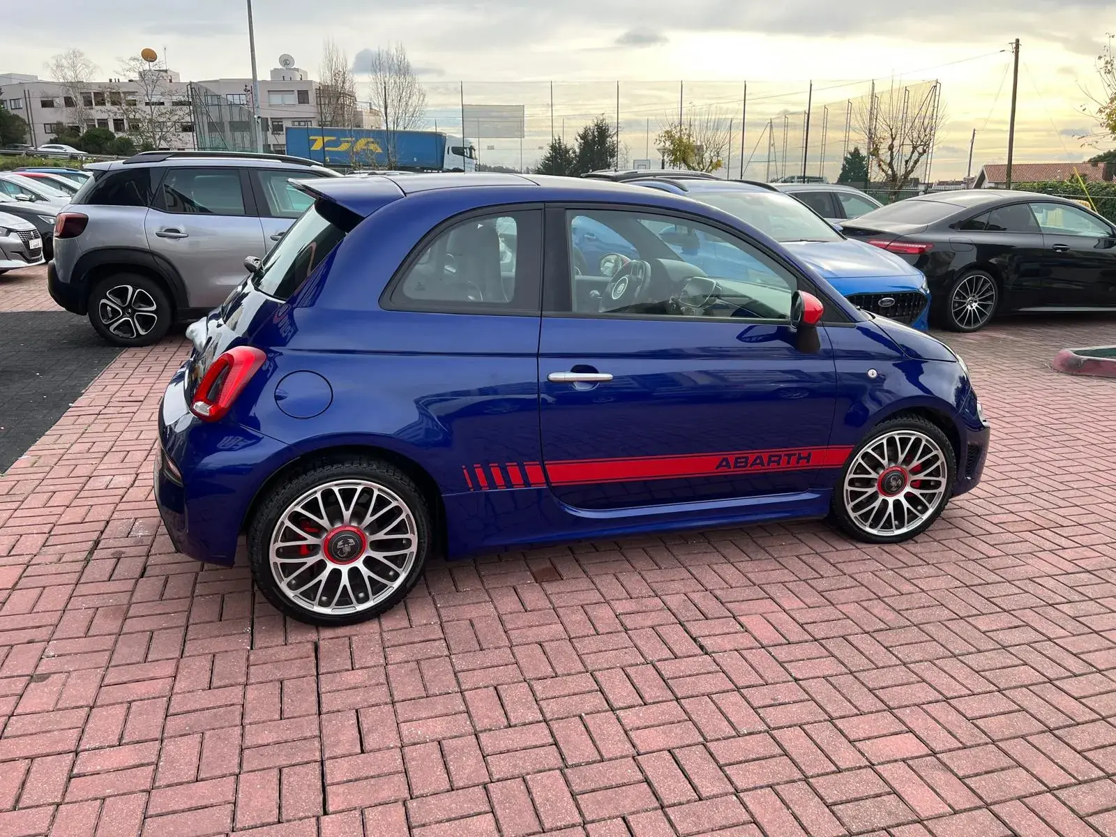 Abarth 500e C Outro 12
