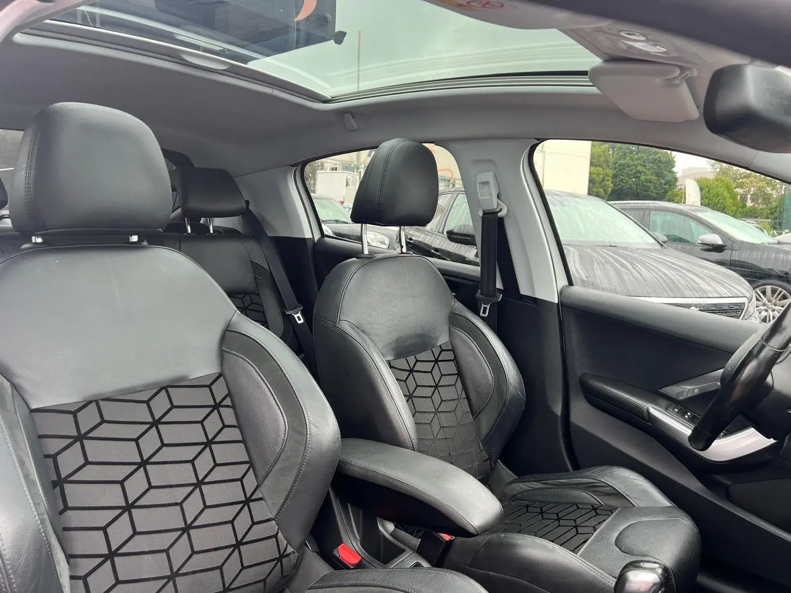 Peugeot 208 1.2 PureTech Allure 16