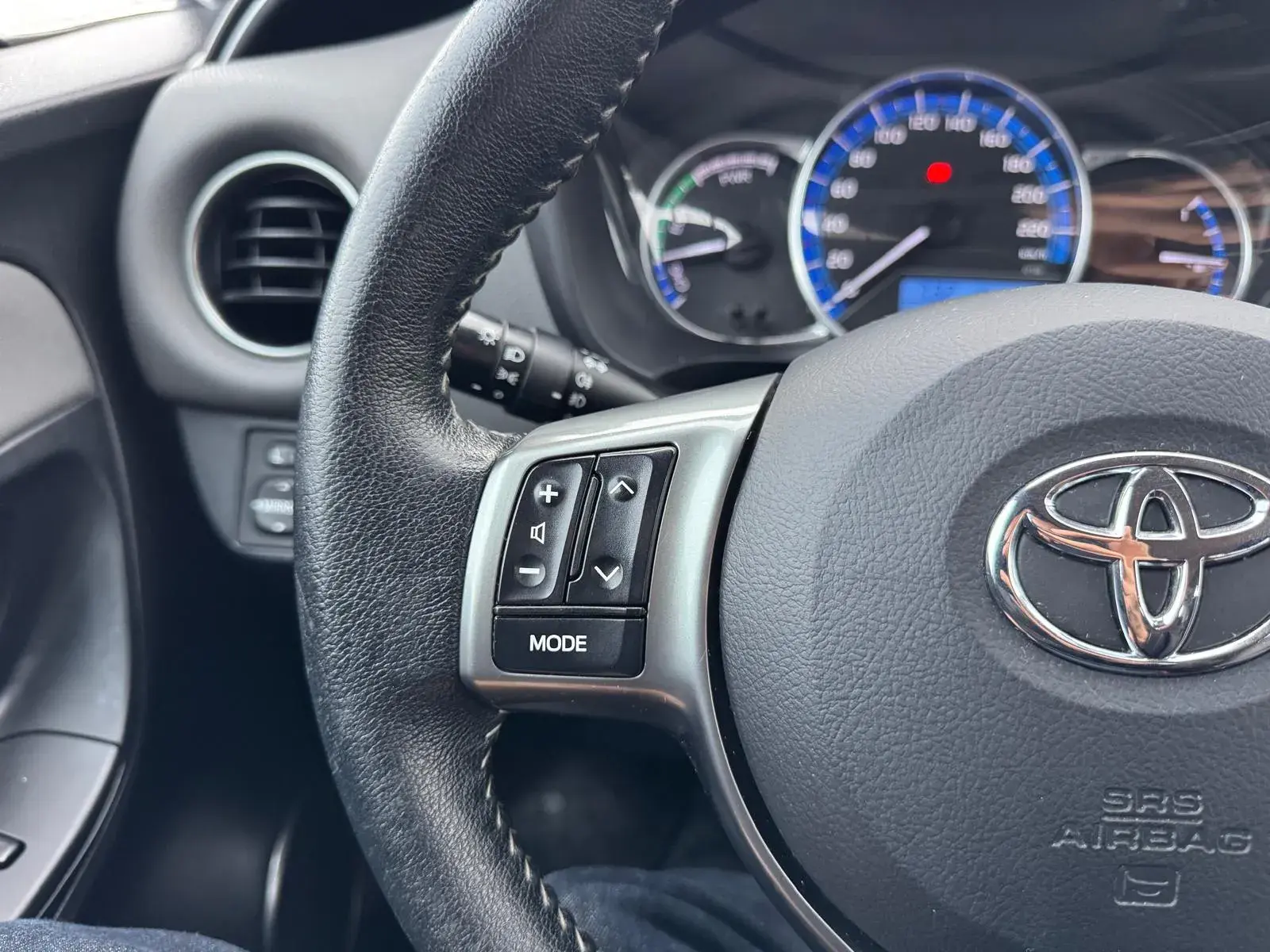 Toyota Yaris 1.5 HSD Comfort+Navi 29