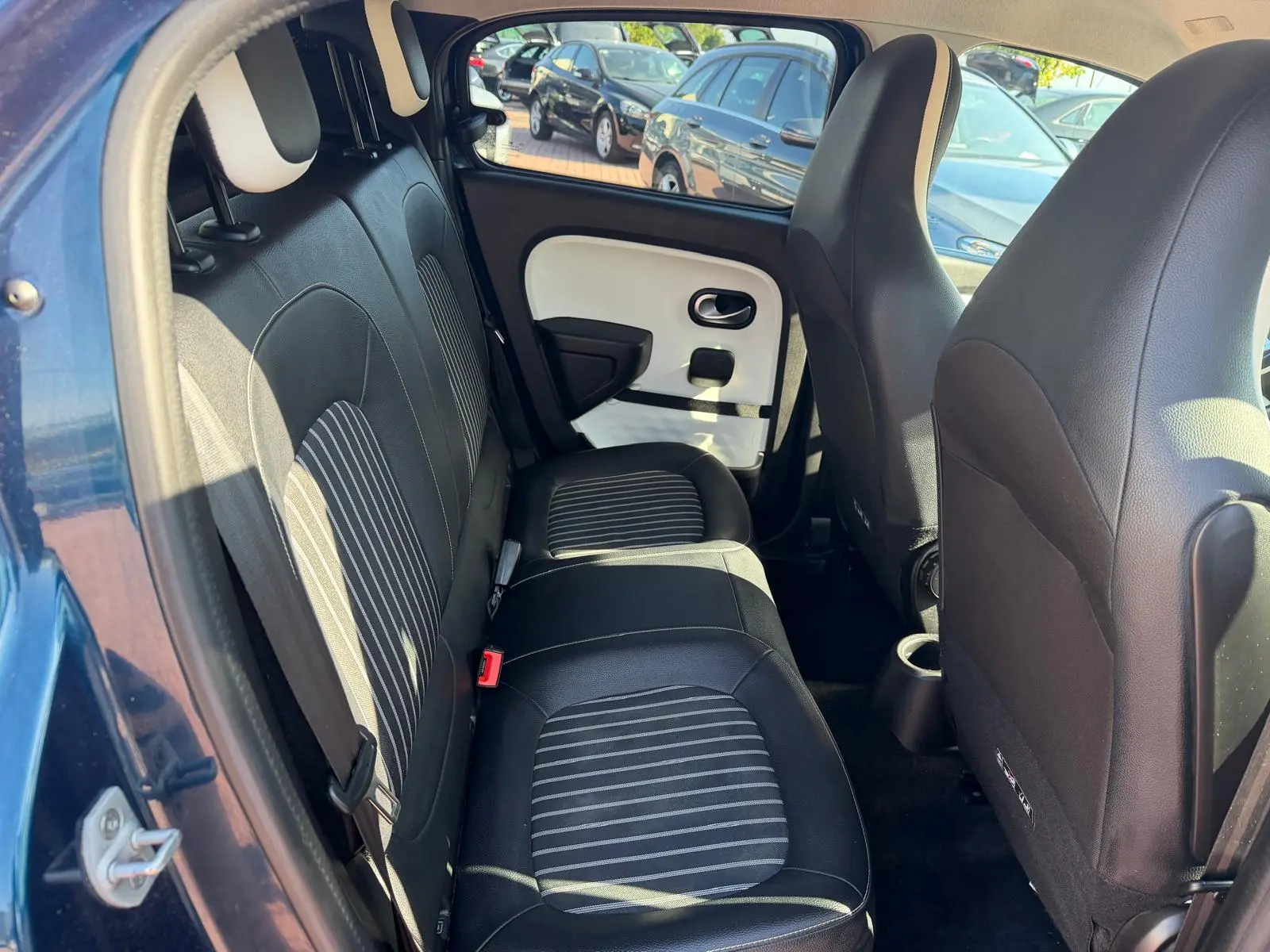 Renault Twingo Z.E. 22 Intens 8