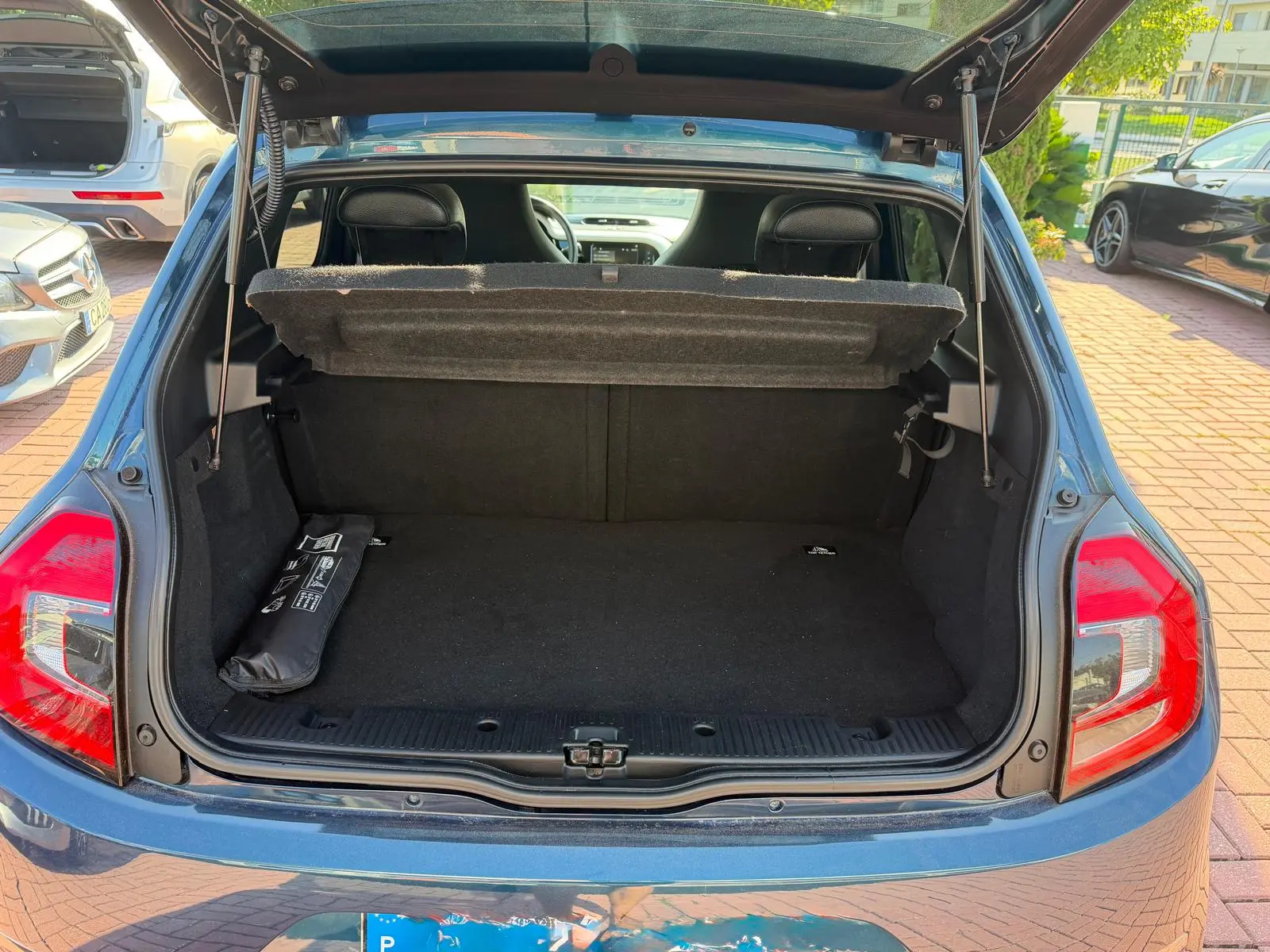 Renault Twingo Z.E. 22 Intens 13