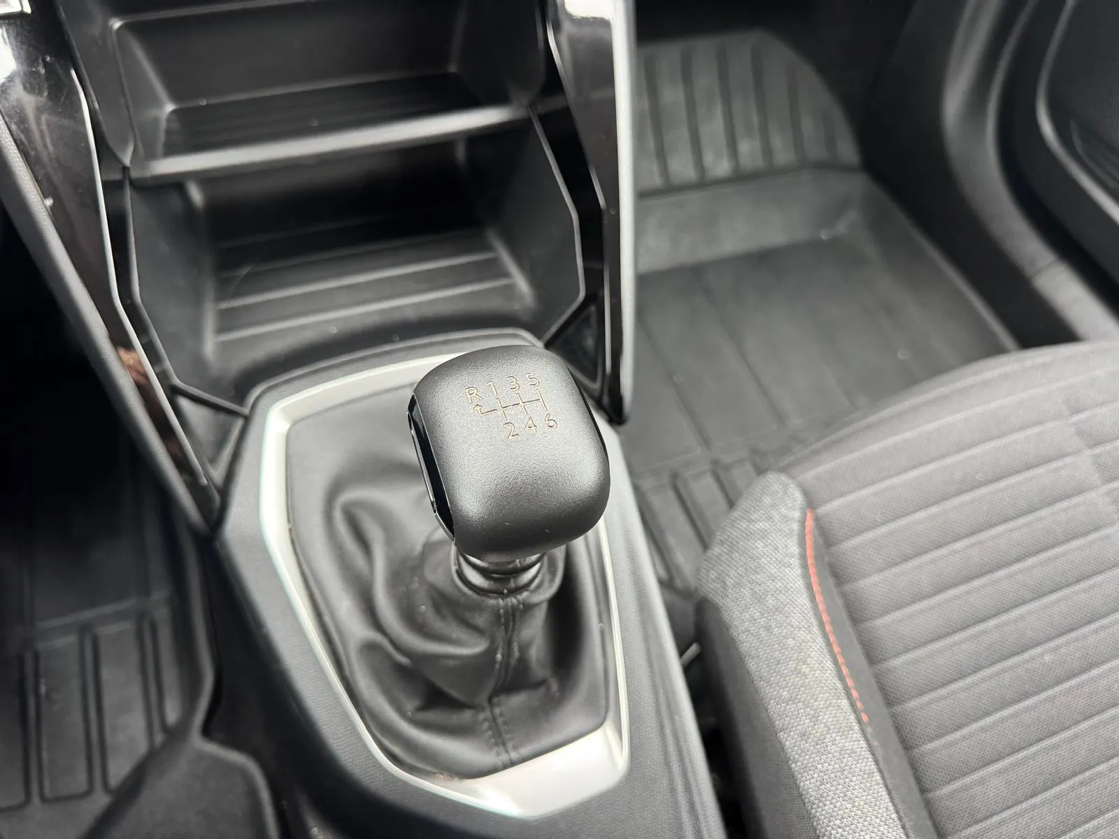 Peugeot 2008 1.2 PureTech Active Pack 28