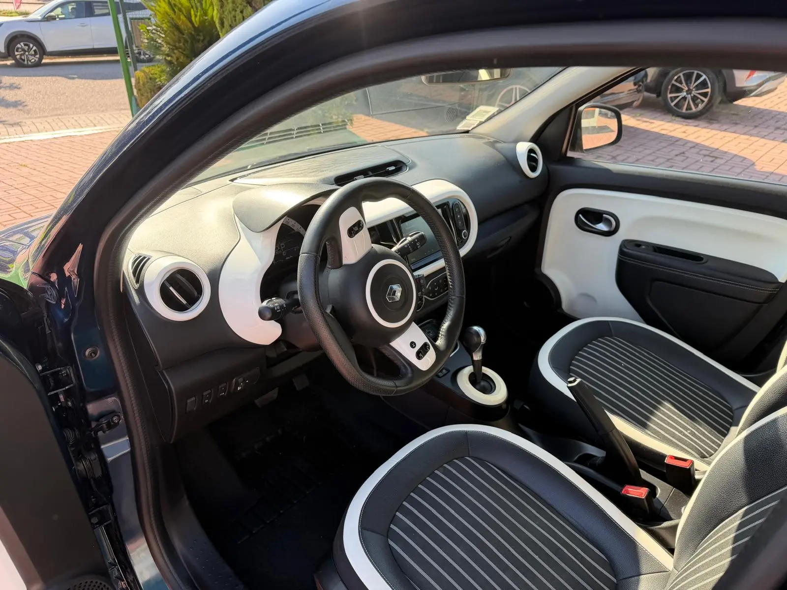 Renault Twingo Z.E. 22 Intens 19