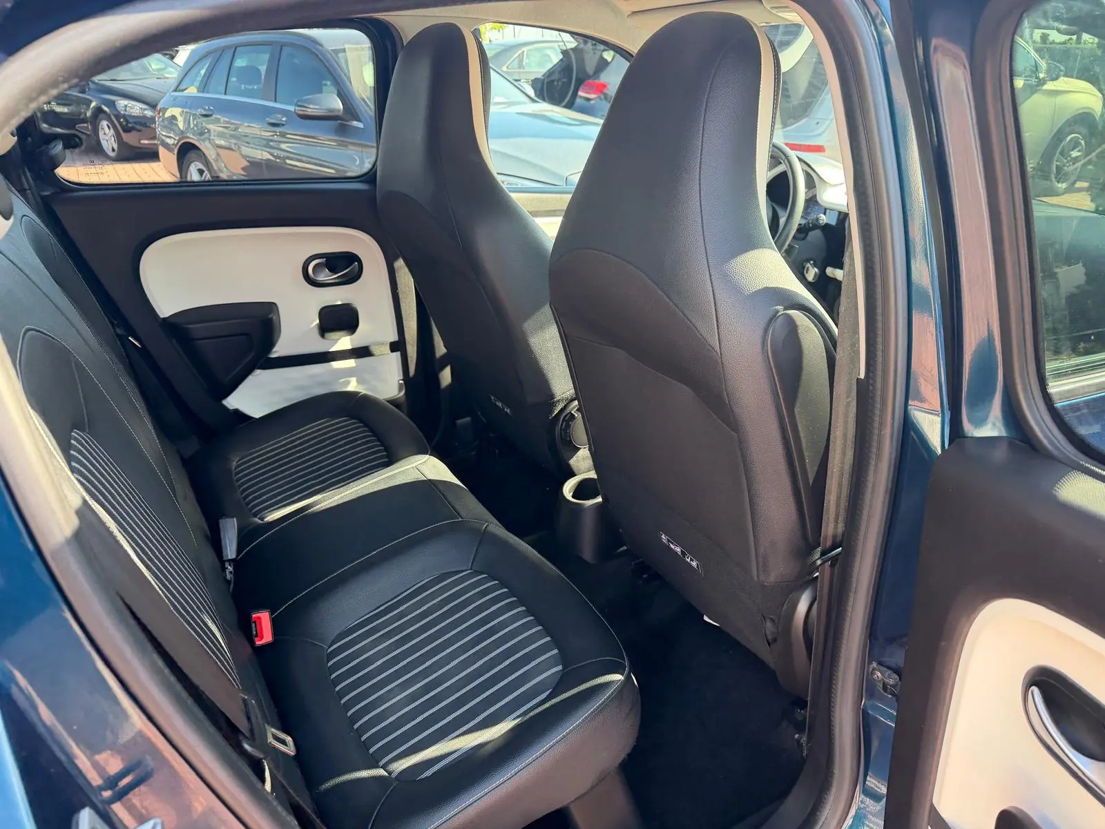 Renault Twingo Z.E. 22 Intens 9