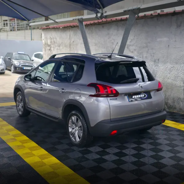 Peugeot 2008 1.2 PureTech Signature 6