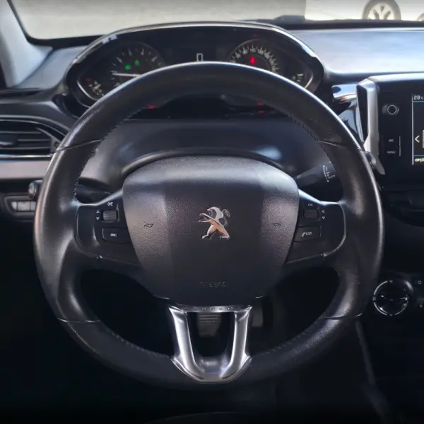 Peugeot 208 1.2 PureTech Signature 21