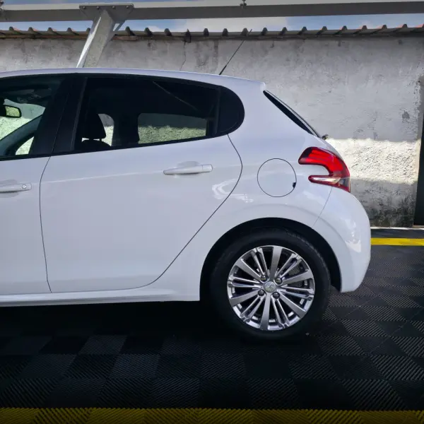 Peugeot 208 1.2 PureTech Signature 14