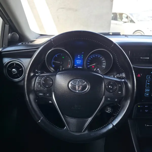 Toyota Auris 1.4 D-4D Com. +P.Sport+Navi 14