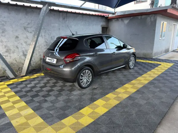 Peugeot 208 1.2 PureTech Style 4