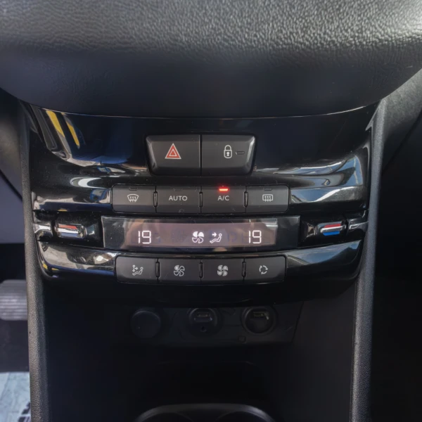 Peugeot 208 Allure 1.6 HDI 17