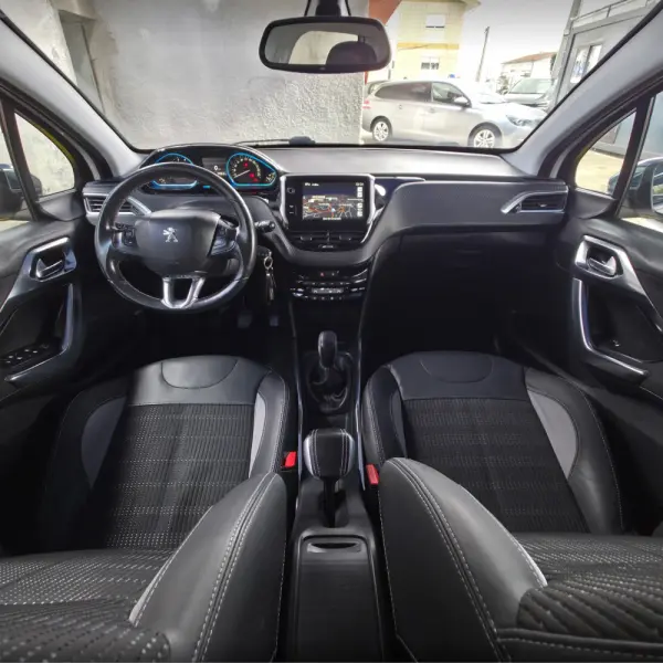 Peugeot 2008 1.2 PureTech Allure 17