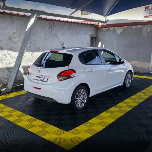 Peugeot 208 1.2 PureTech Signature 2