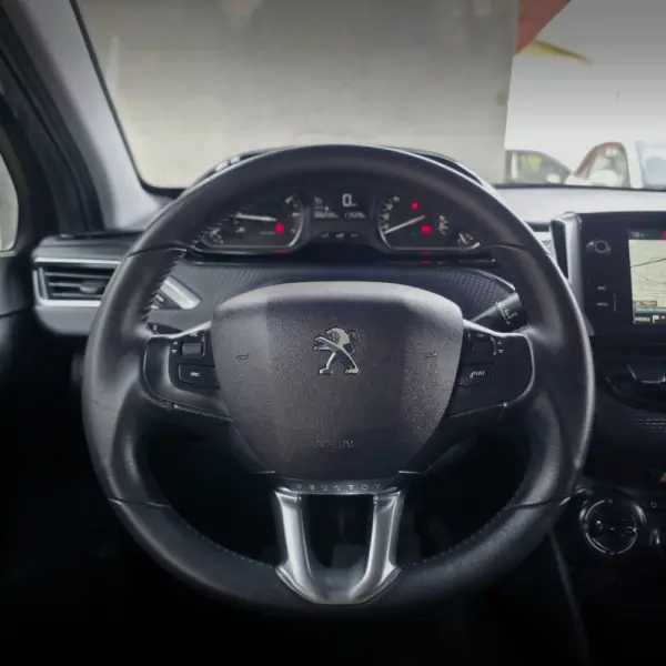 Peugeot 2008 1.2 PureTech Signature 16