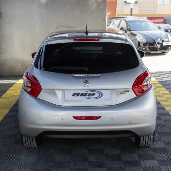 Peugeot 208 Allure 1.6 HDI 6