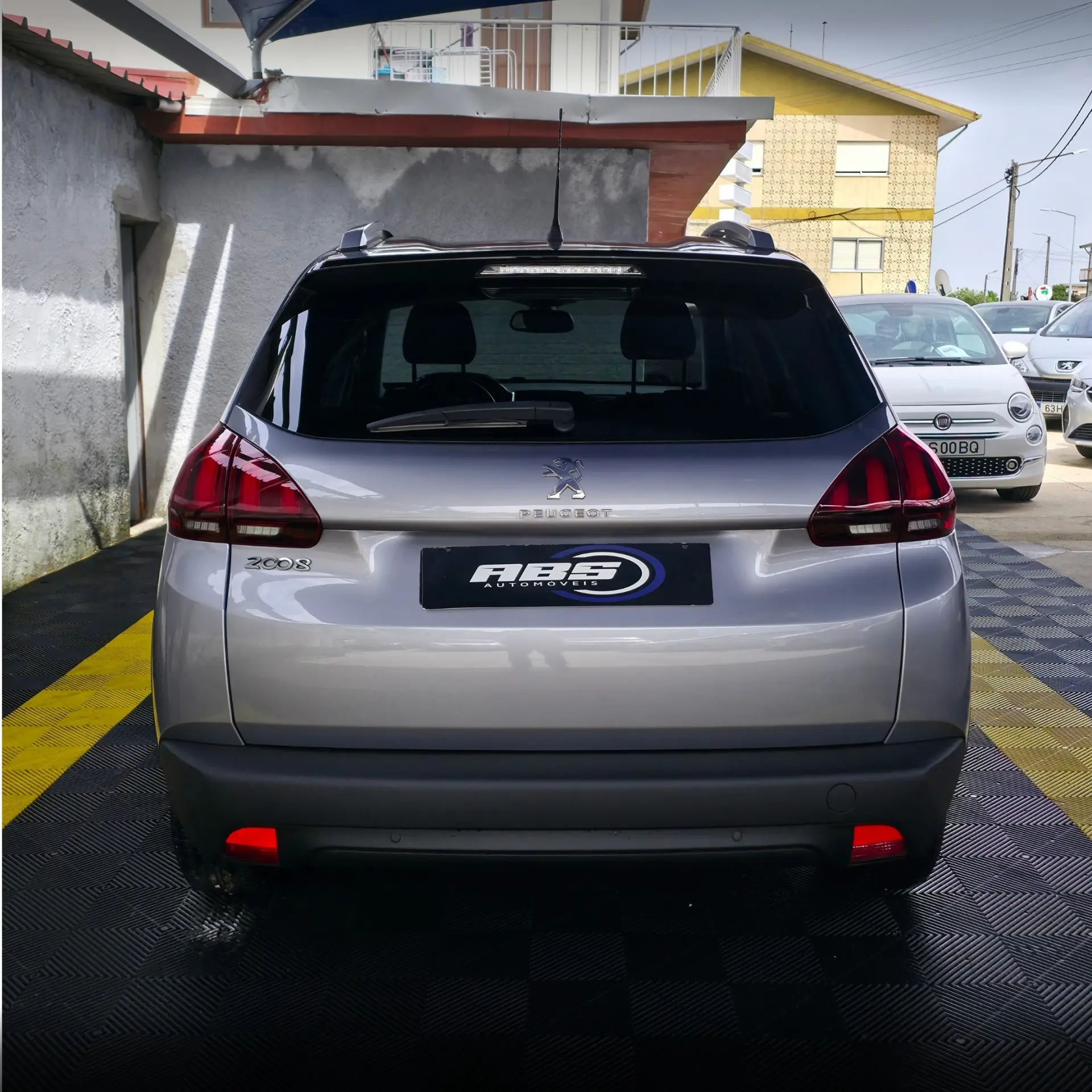 Peugeot 2008 1.2 PureTech Signature 8