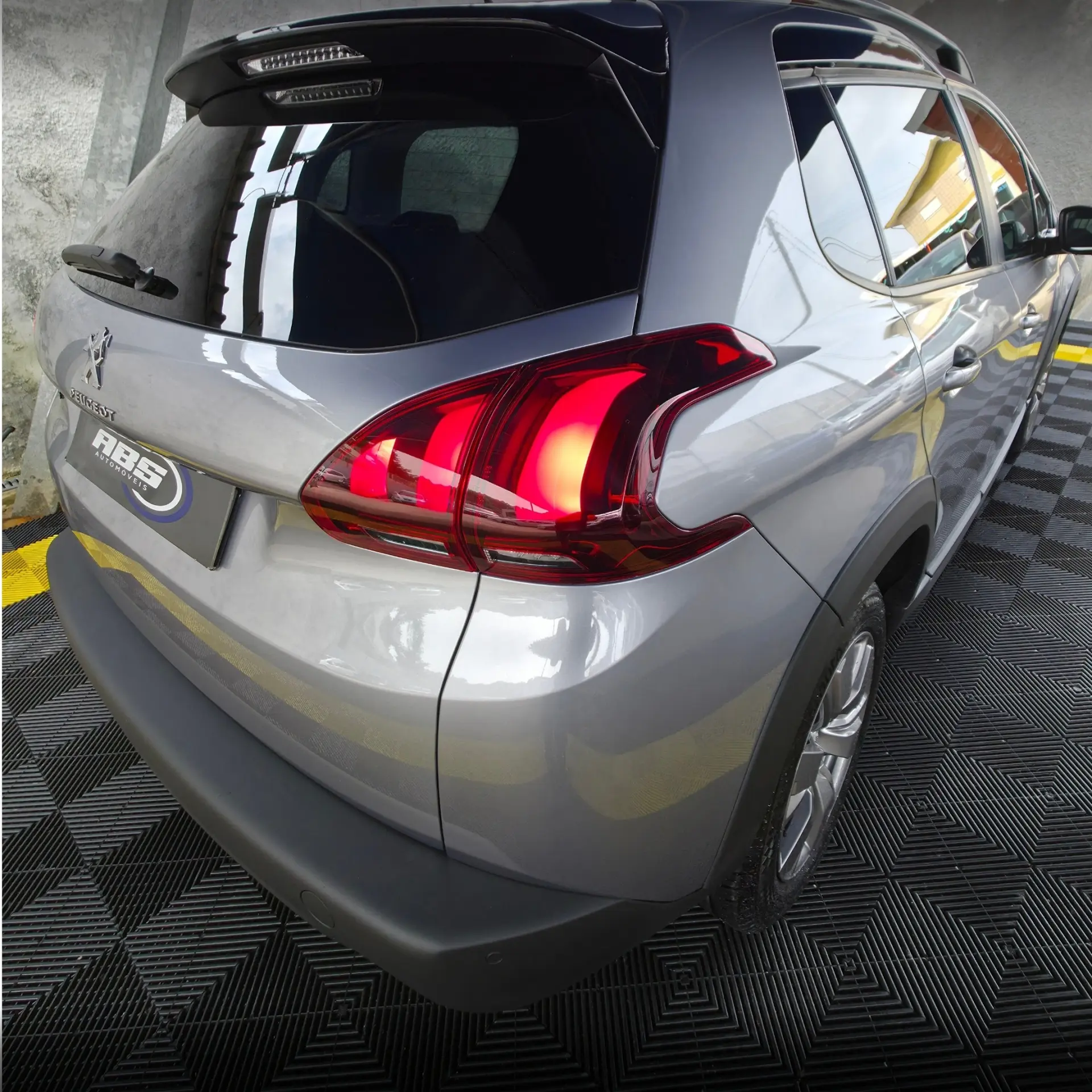 Peugeot 2008 1.2 PureTech Signature 10