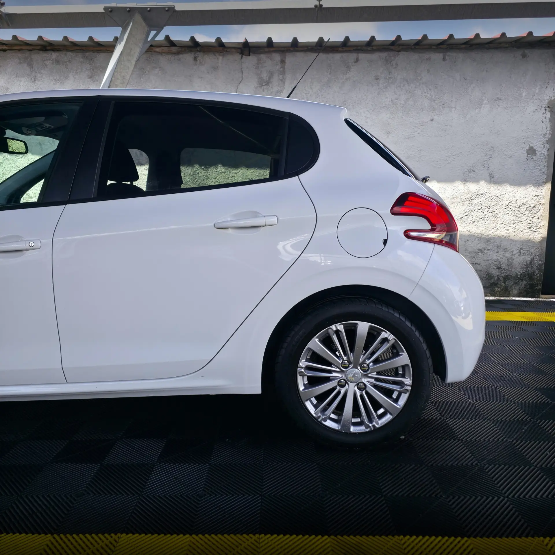 Peugeot 208 1.2 PureTech Signature 14