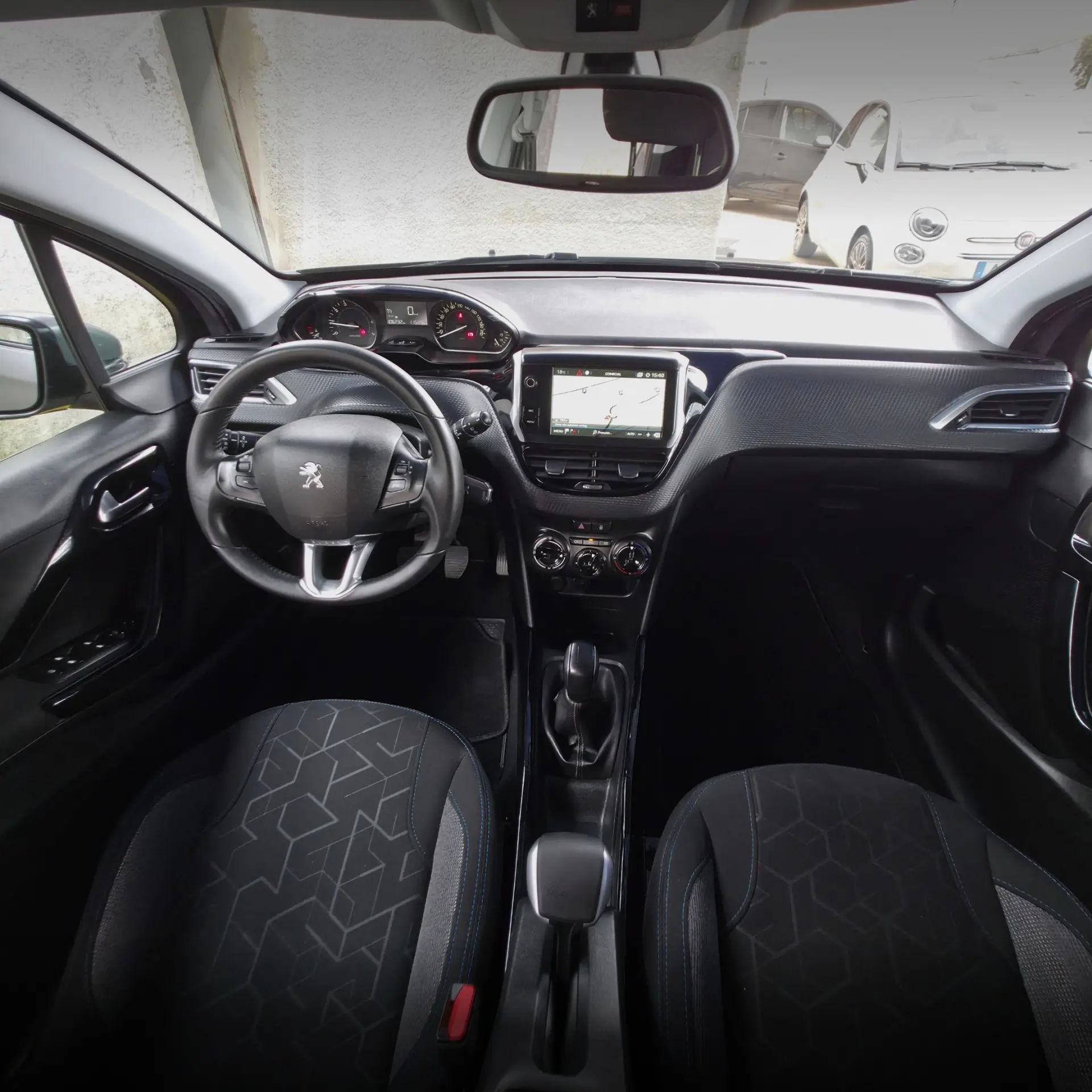 Peugeot 2008 1.2 PureTech Signature 15