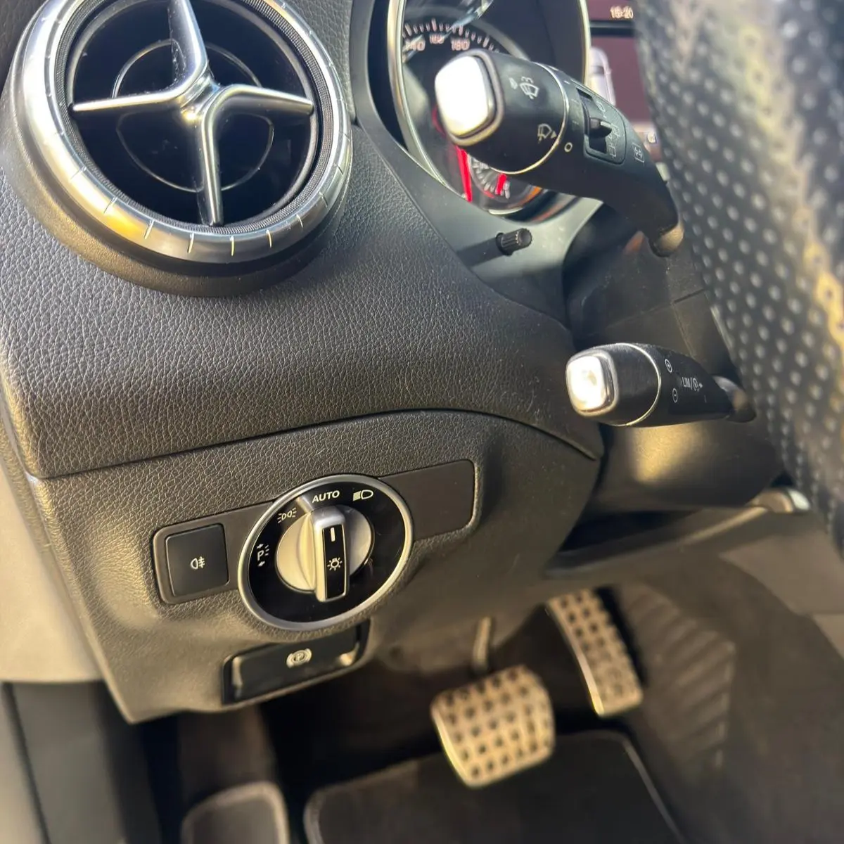 Mercedes-Benz CLA 200 d Shooting Brake AMG Line Aut. 15