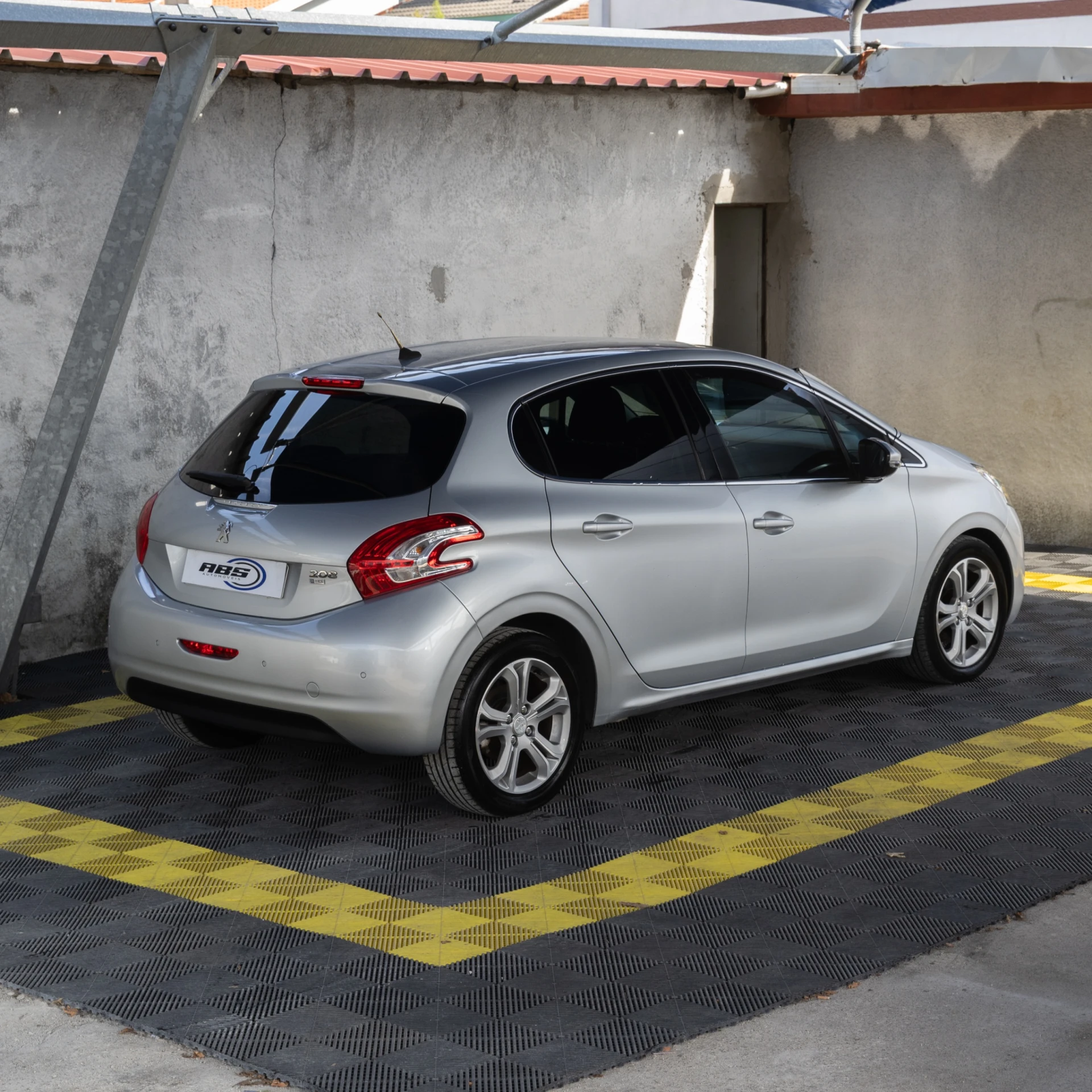 Peugeot 208 Allure 1.6 HDI 5