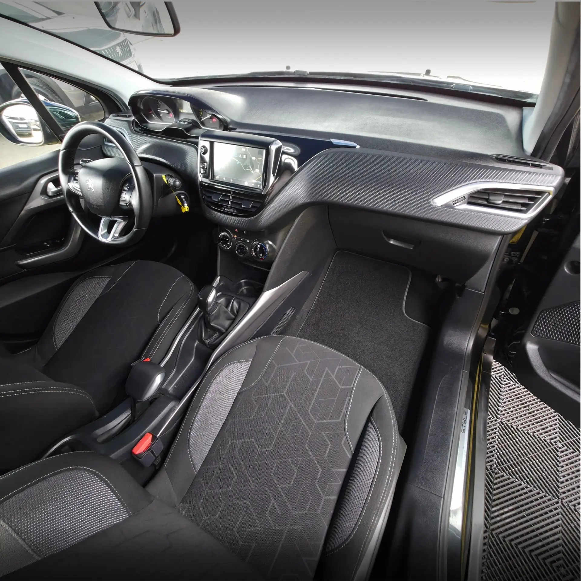 Peugeot 2008 1.2 PureTech Allure 15