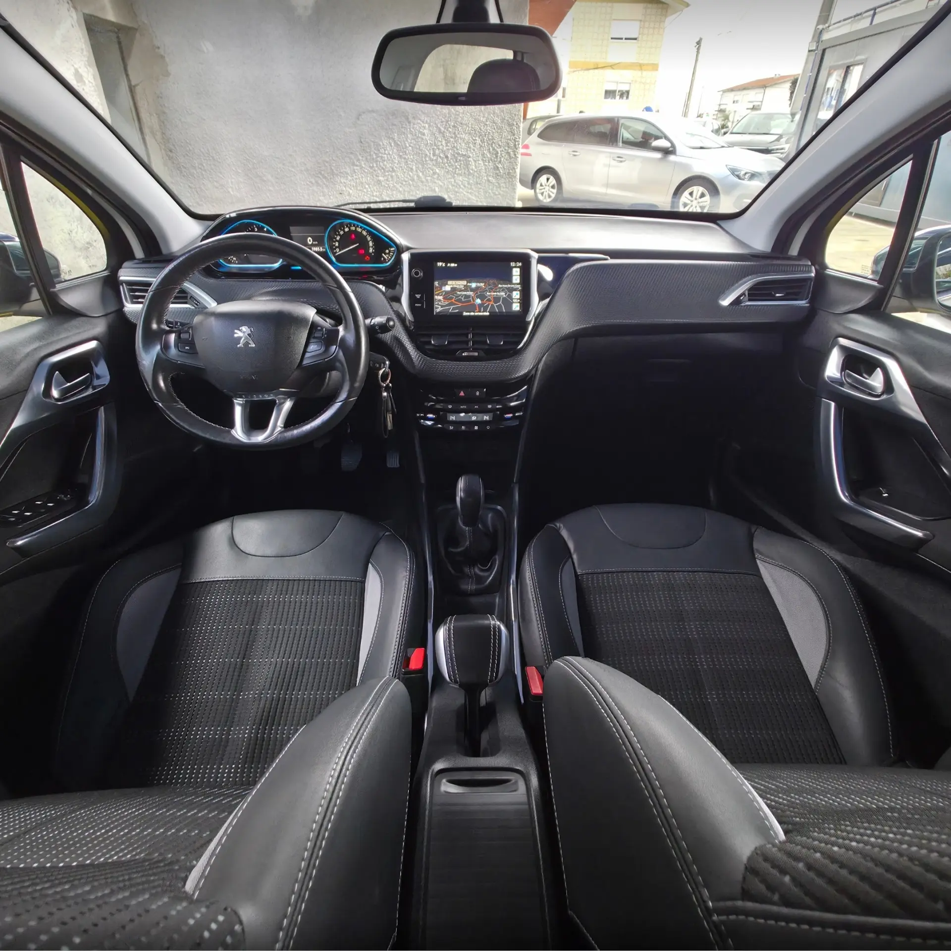 Peugeot 2008 1.2 PureTech Allure 17