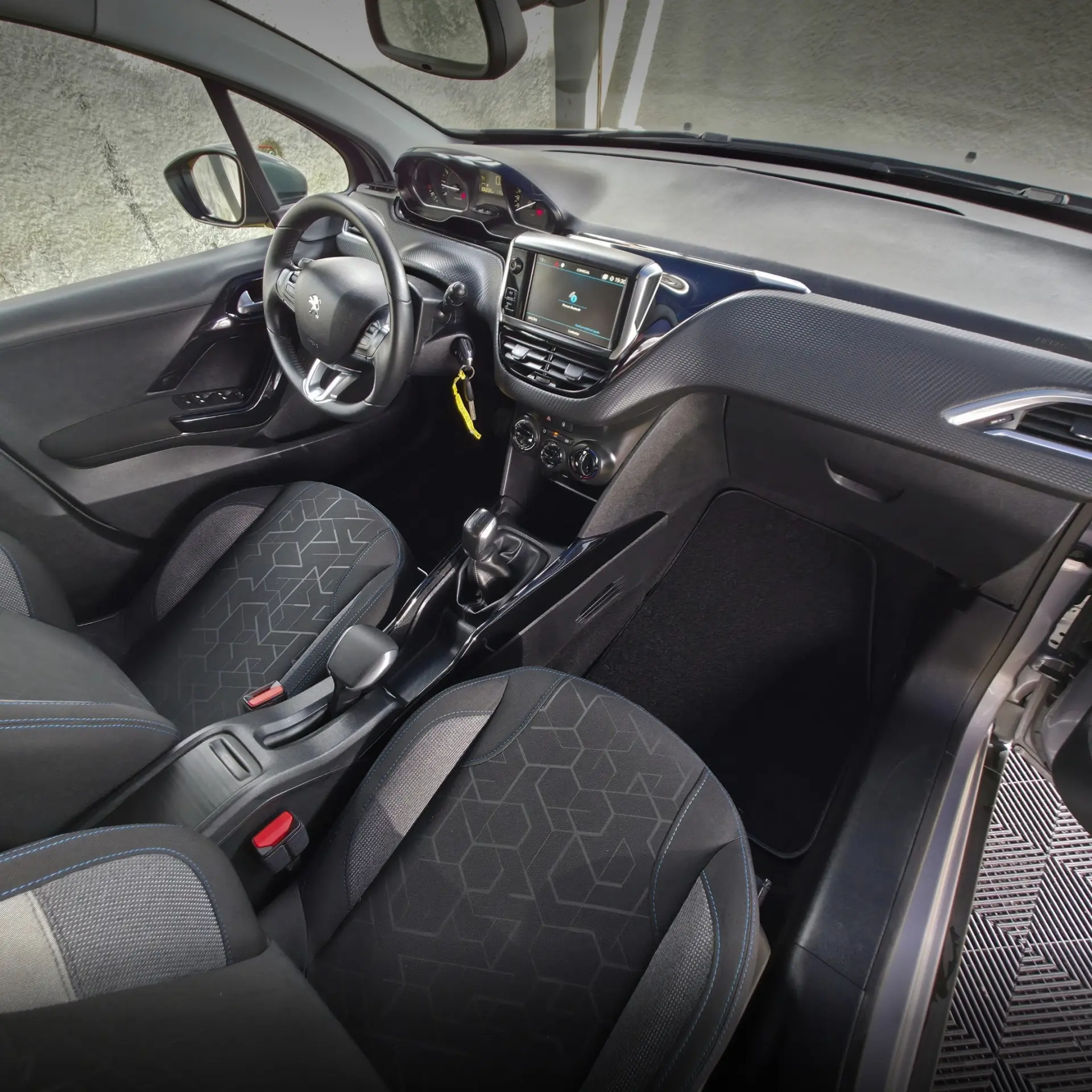 Peugeot 2008 1.2 PureTech Signature 14