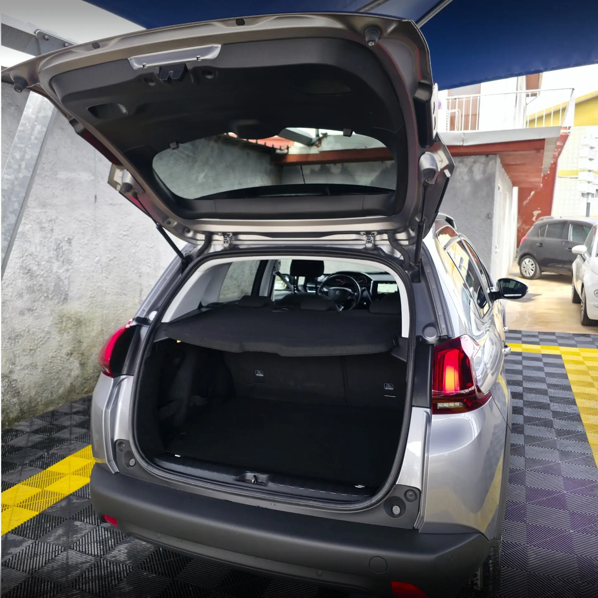 Peugeot 2008 1.2 PureTech Signature 9