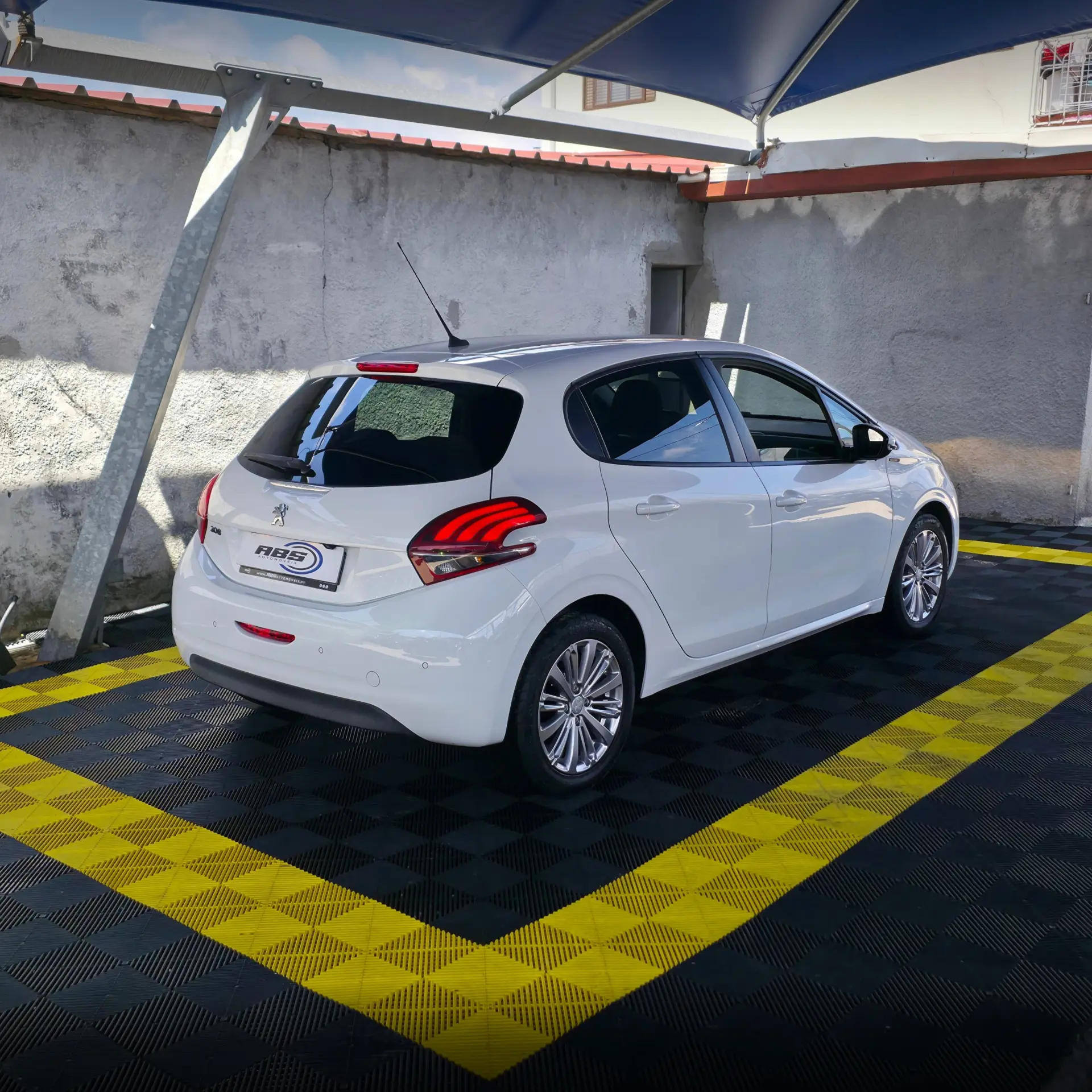 Peugeot 208 1.2 PureTech Signature 2