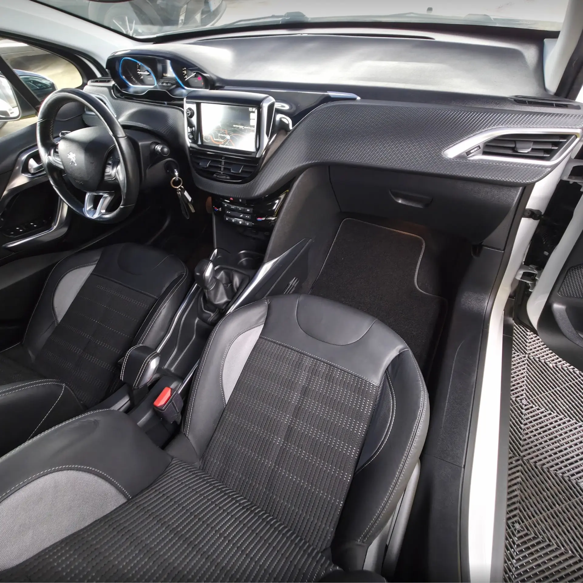 Peugeot 2008 1.2 PureTech Allure 21