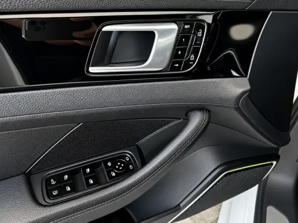 Porsche Panamera Sport Turismo 4 E-Hybrid Platinum Edition 8