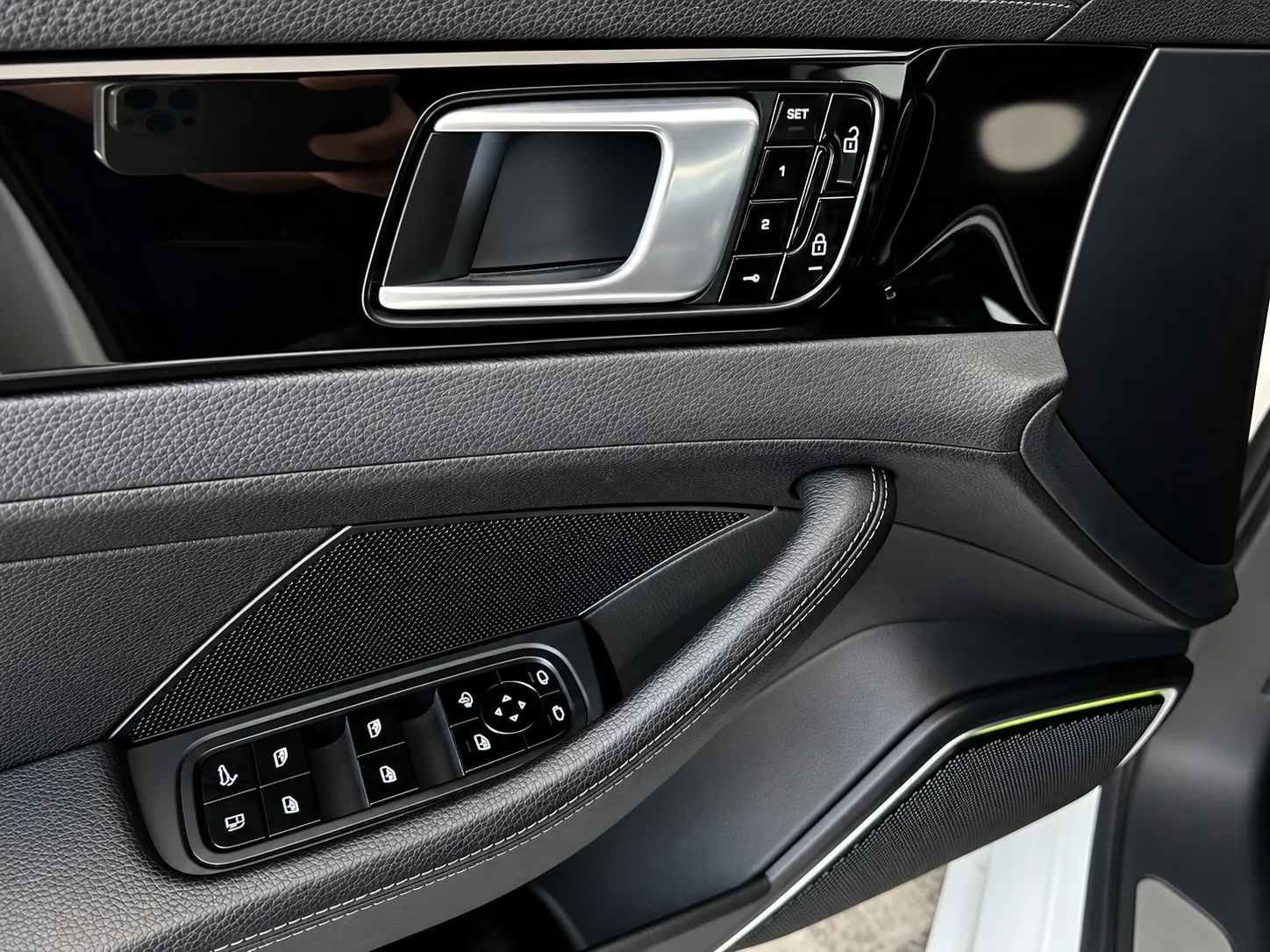 Porsche Panamera Sport Turismo 4 E-Hybrid Platinum Edition 8