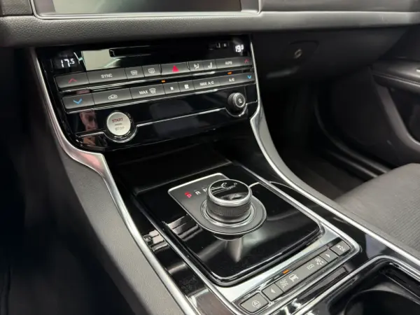 Jaguar XF 3.0 TDV6 300 Sport 12