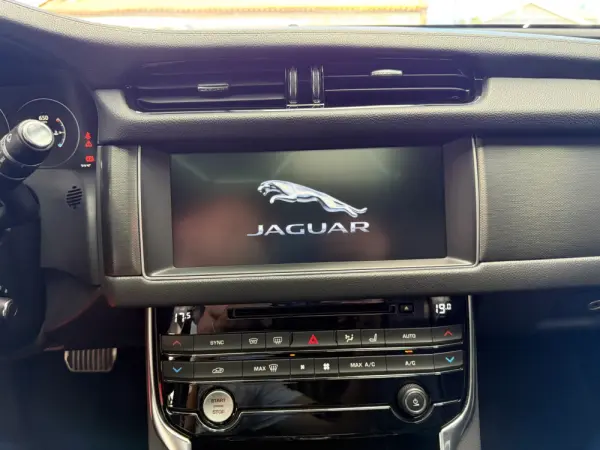 Jaguar XF 3.0 TDV6 300 Sport 13