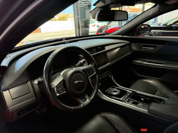 Jaguar XF 3.0 TDV6 300 Sport 14