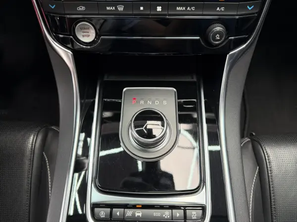 Jaguar XF 3.0 TDV6 300 Sport 15