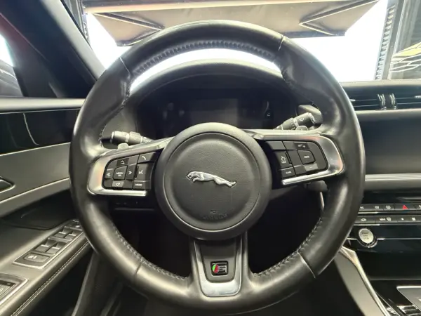 Jaguar XF 3.0 TDV6 300 Sport 17