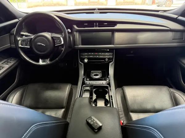 Jaguar XF 3.0 TDV6 300 Sport 18