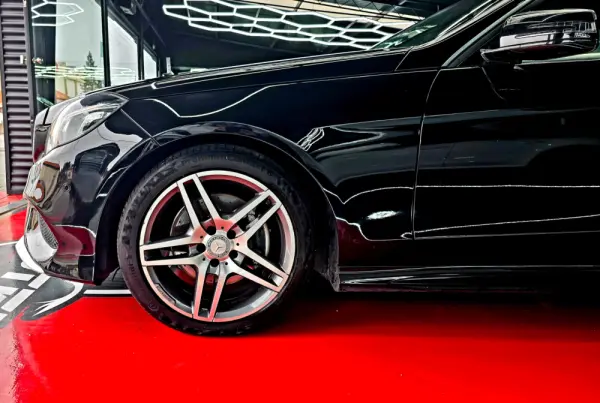 Mercedes-Benz E 300 Outro 9
