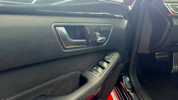 Mercedes-Benz E 300 Outro 11