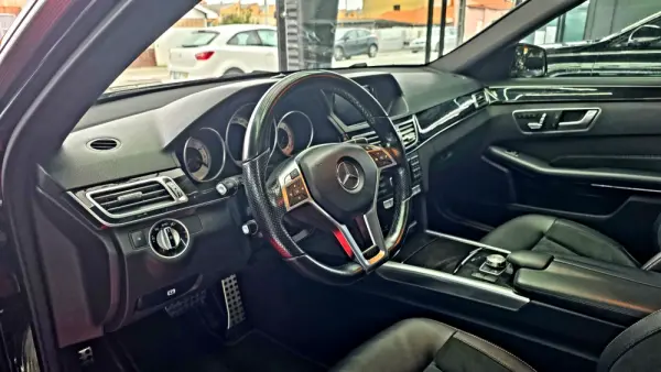 Mercedes-Benz E 300 Outro 12