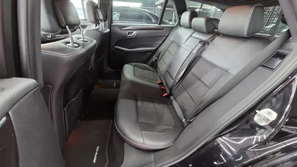 Mercedes-Benz E 300 Outro 15