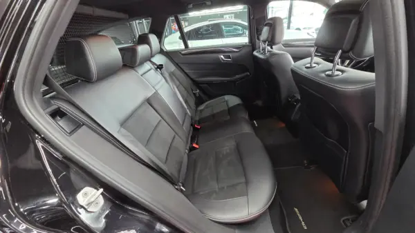 Mercedes-Benz E 300 Outro 23