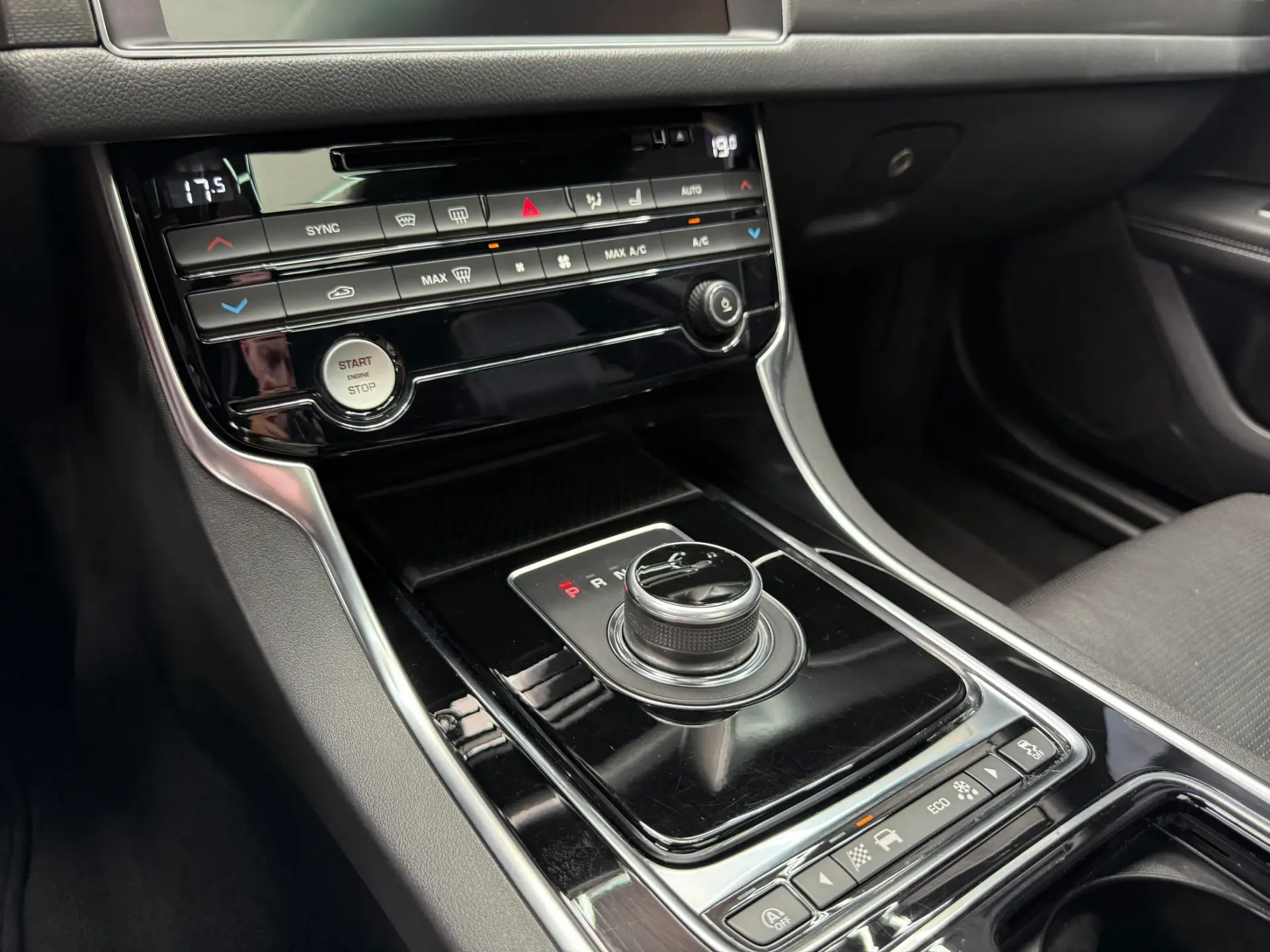 Jaguar XF 3.0 TDV6 300 Sport 12