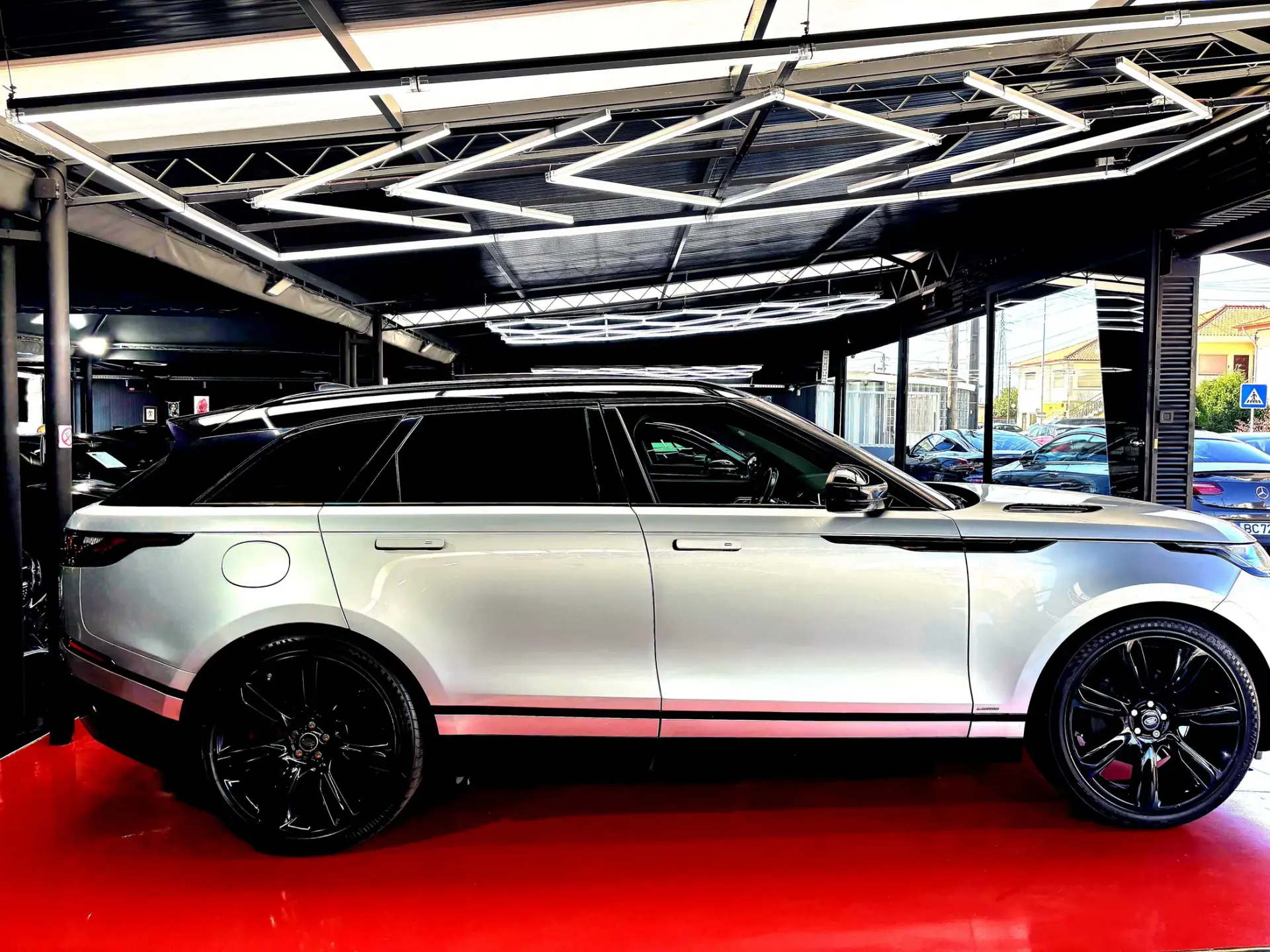 Land Rover Range Rover Velar 3.0 D R-Dynamic HSE 5