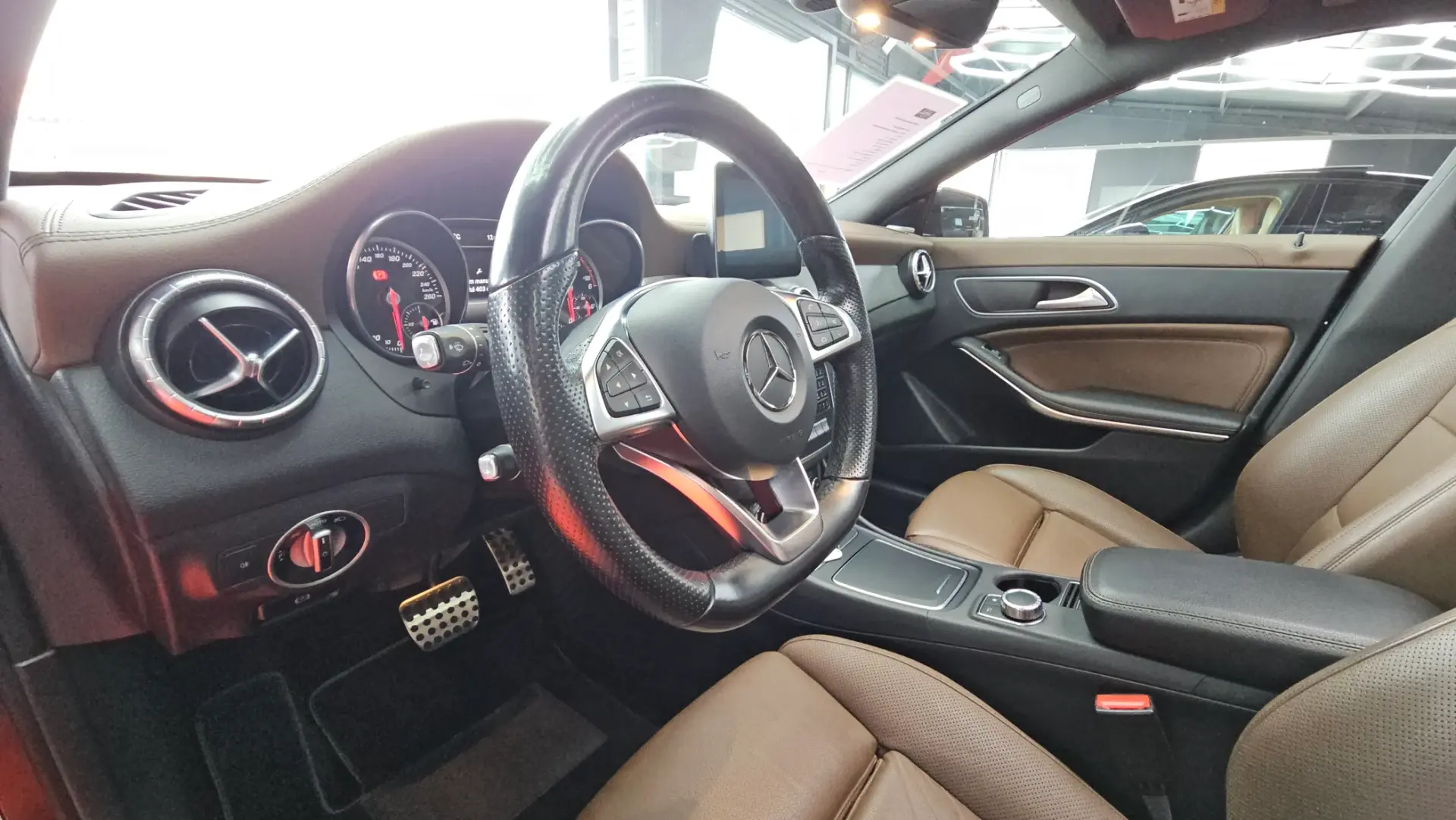 Mercedes-Benz CLA 220 d Shooting Brake AMG Line Aut. 28