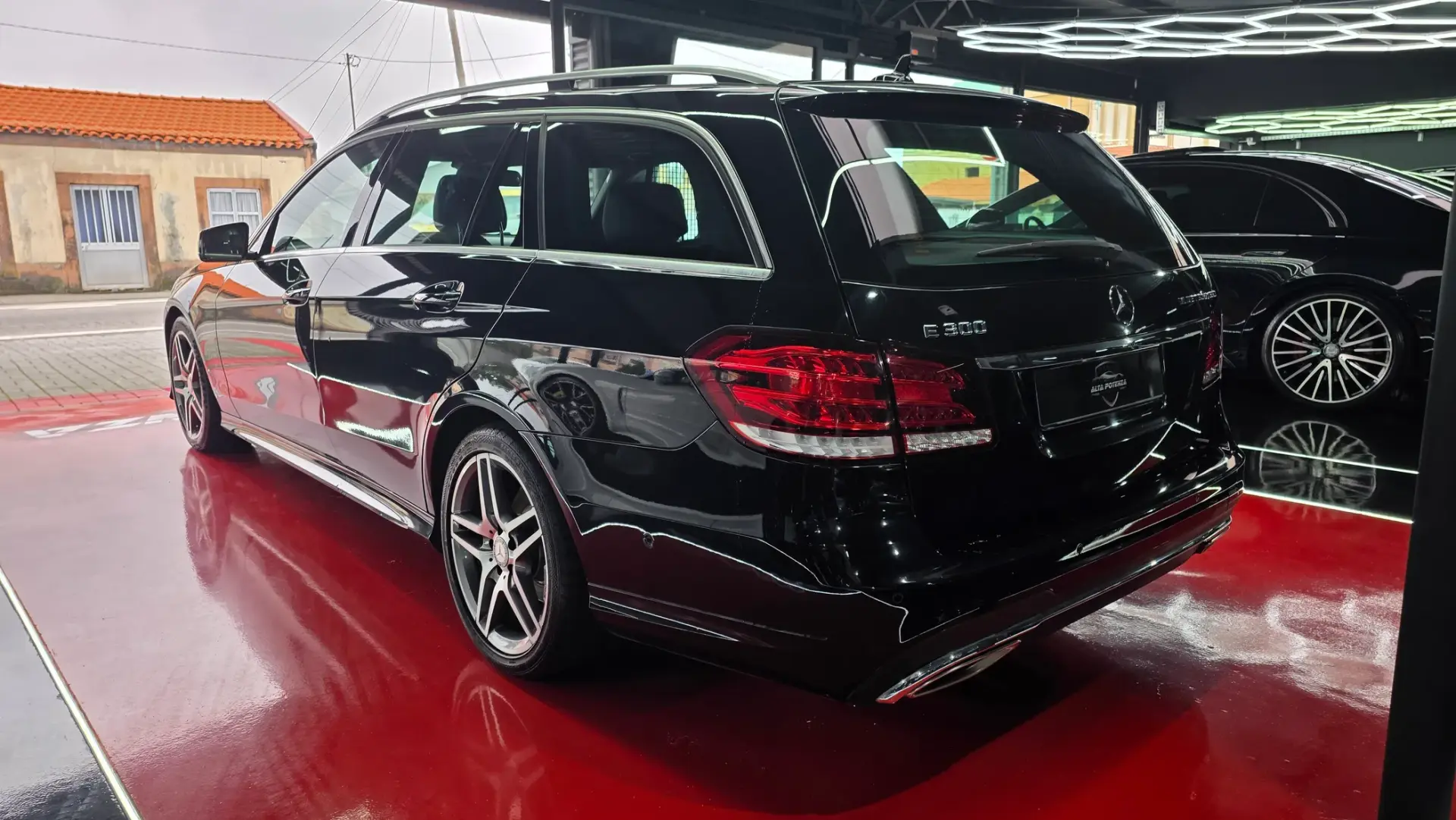 Mercedes-Benz E 300 Outro 5
