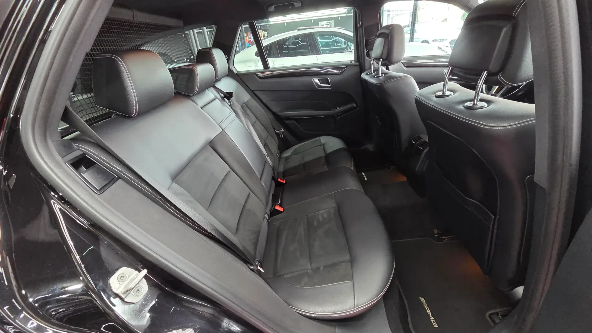 Mercedes-Benz E 300 Outro 23