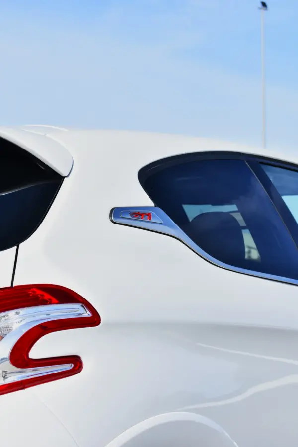 Peugeot 208 GTi 200 THP 8