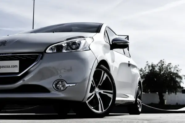 Peugeot 208 GTi 200 THP 36